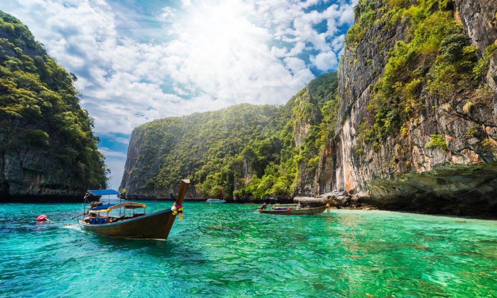 Phuket có gì hấp dẫn? Khám phá thiên đường nghỉ dưỡng Thái Lan 6 Bao quanh bởi biển Andaman