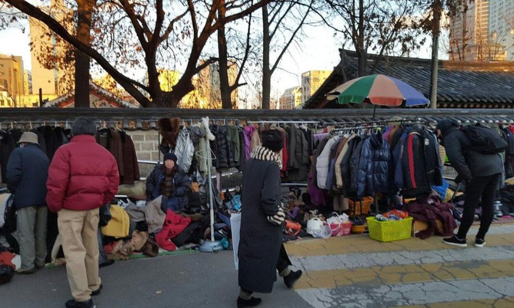 Top các khu chợ truyền thống Hàn Quốc cho tín đồ mê đồ cổ 7 chợ trời nổi tiếng ở Seoul