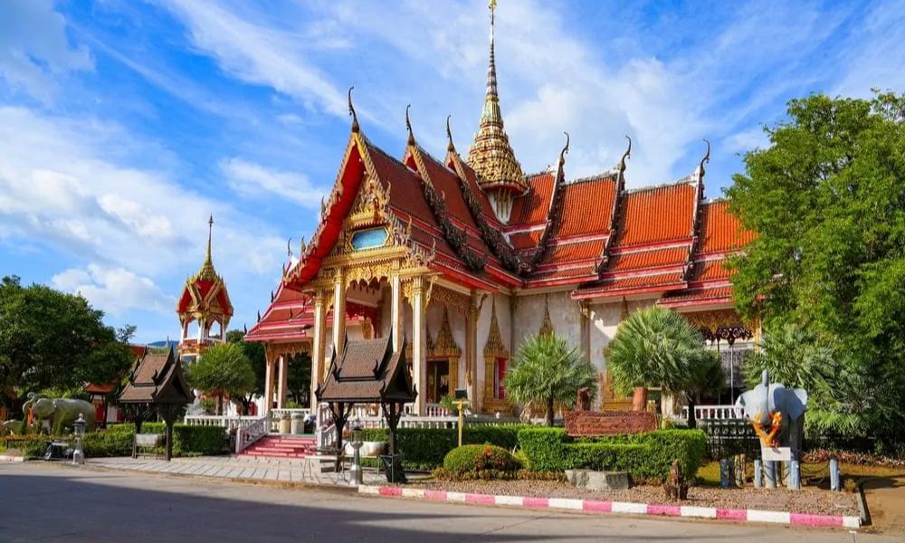 Phuket có gì hấp dẫn? Khám phá thiên đường nghỉ dưỡng Thái Lan 8 Chùa Wat Chalong