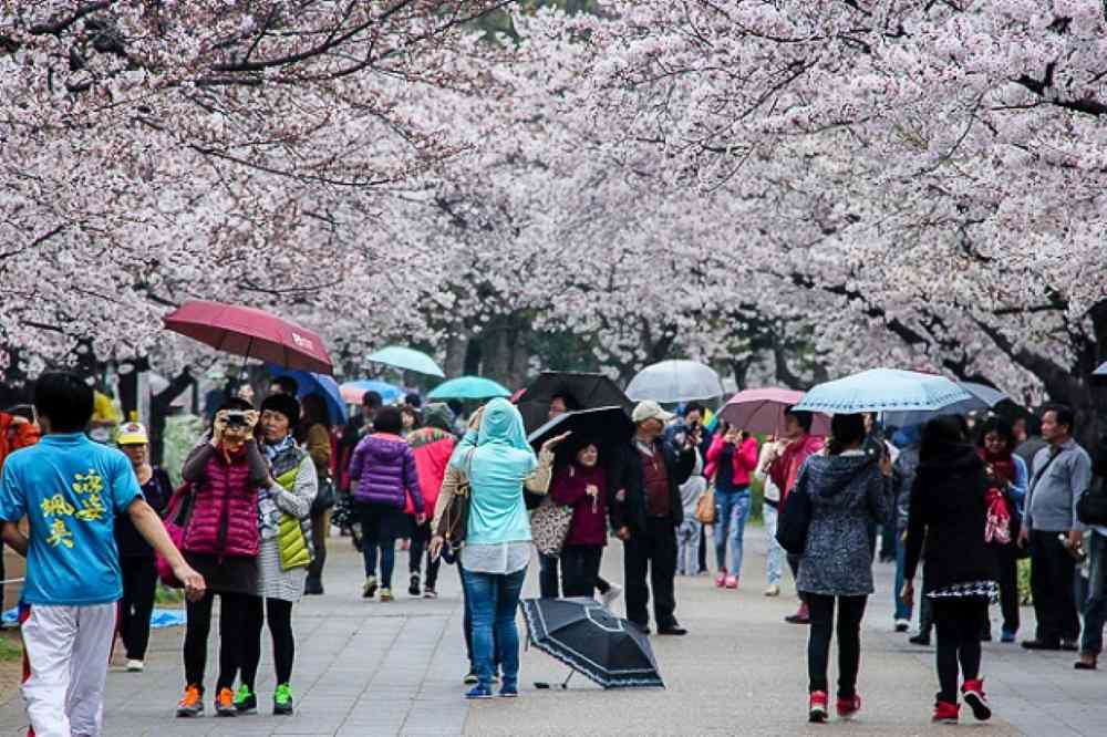 Mặc gì và chuẩn bị gì cho tháng 4?