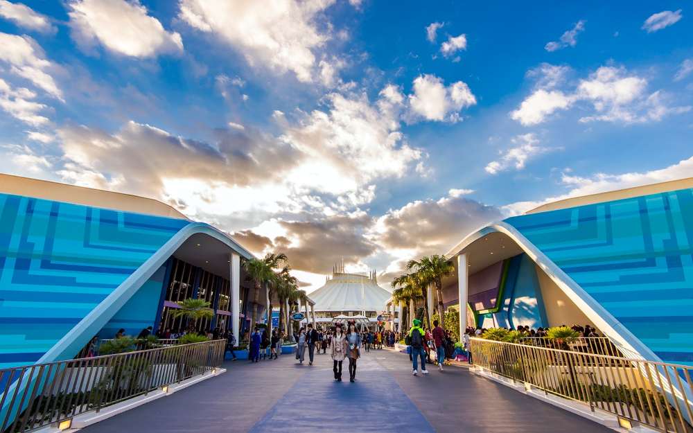 Disneyland Tokyo có gì? Hướng dẫn chi tiết từng khu cho người đi lần đầu 18 Tomorrowland: công nghệ và tương lai