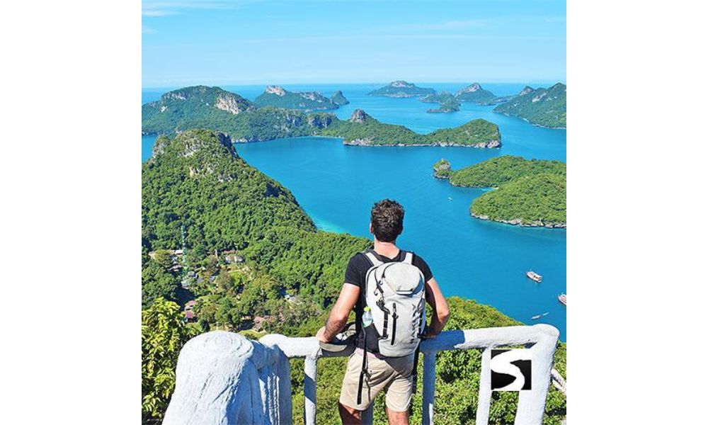 Gồm nhiều đảo đá vôi hoang sơ