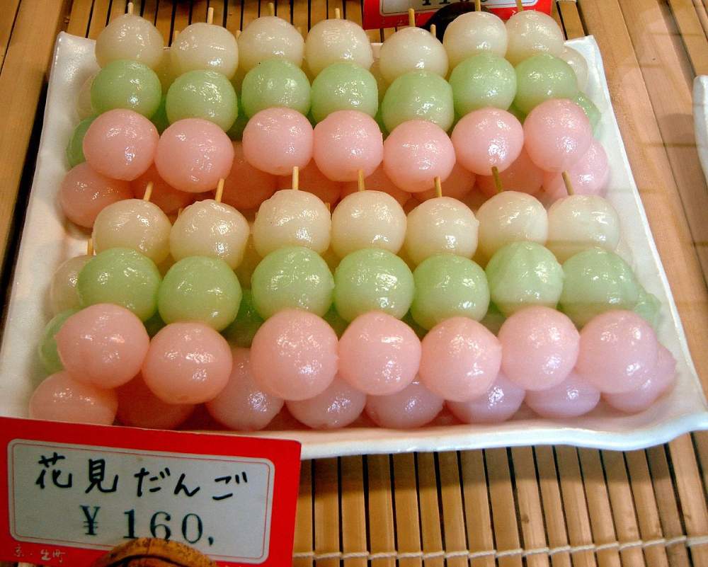 Hanami dango ba màu