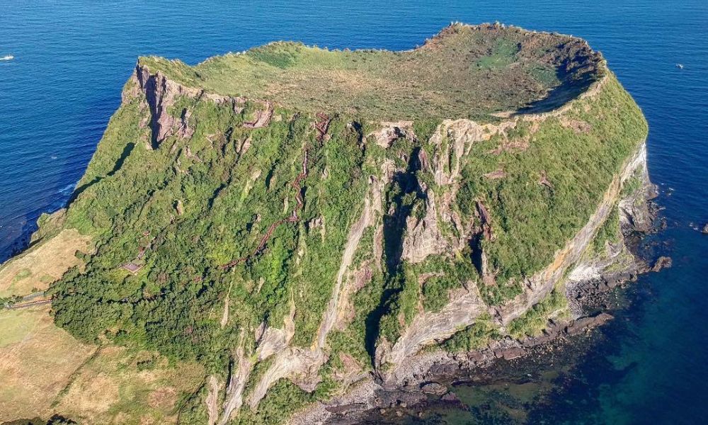 hình ảnh đỉnh núi seongsan ilchulbong tại đảo Jeju