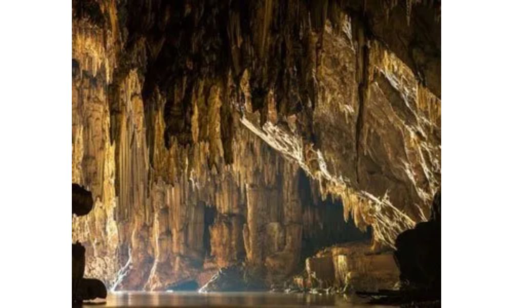 Khám phá hang động