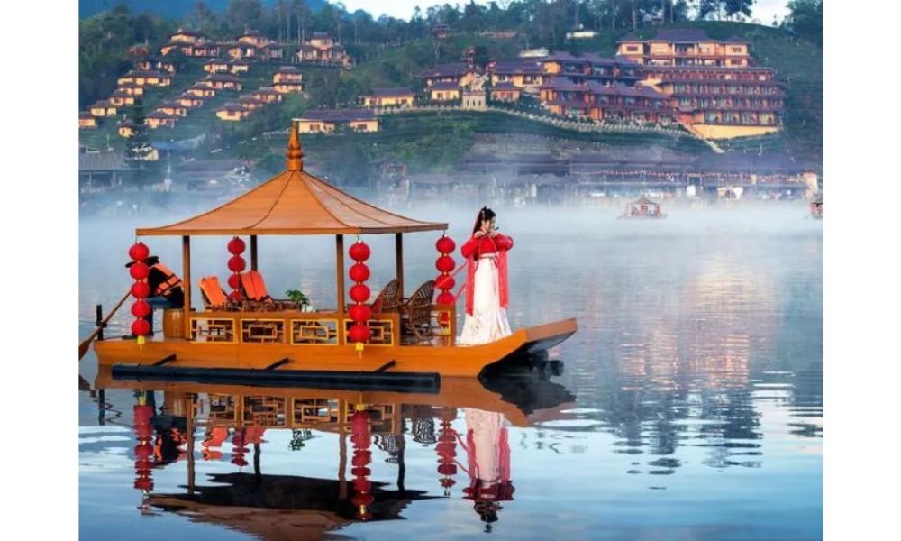 Chuyện ở Ban Rak Thai: Khi Thái Lan mang dáng hình Trung Hoa 9 Nên trải nghiệm đi thuyền gỗ trên hồ