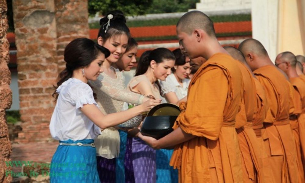 Người Thái thường xuyên đi chùa