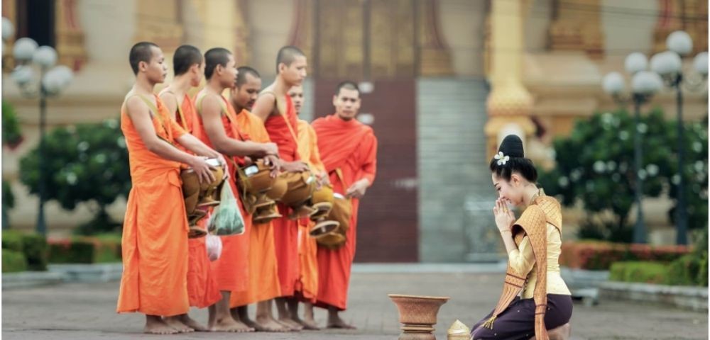 Phụ nữ không được chạm vào nhà sư