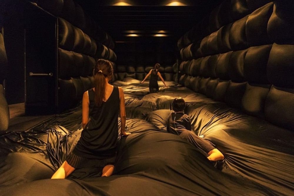 Hướng dẫn chi tiết cách tham quan teamLab Planets ở Tokyo cho du khách 2026 24 Soft Black Hole - Không gian sàn mềm