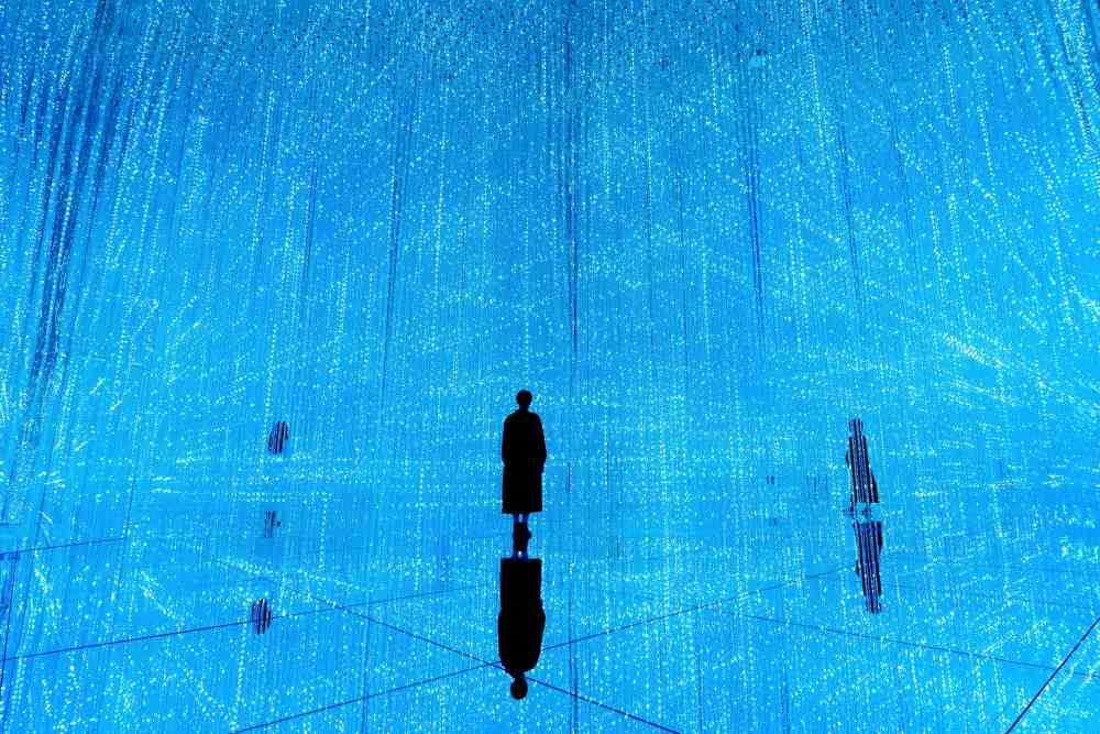Hướng dẫn chi tiết cách tham quan teamLab Planets ở Tokyo cho du khách 2026 25 Infinite Crystal Universe - Không gian ánh sáng vô hạn