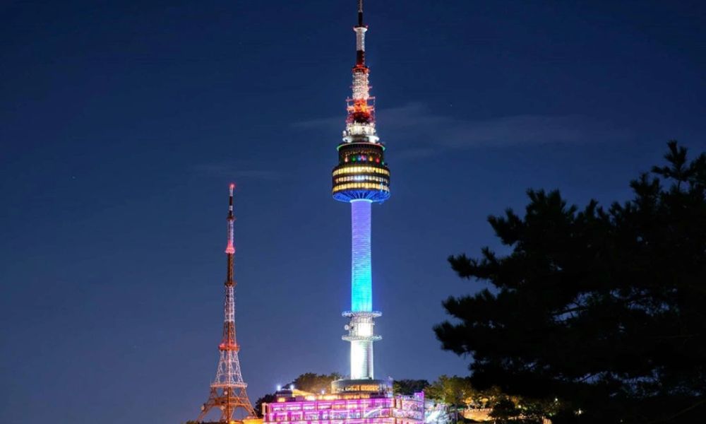 tháp namsan khi lên đèn vào buổi tối